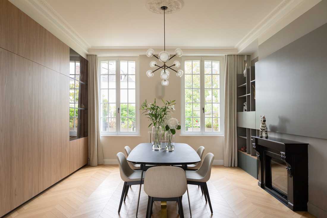 Espace repas après travaux de rénovation d'une maison ancienne