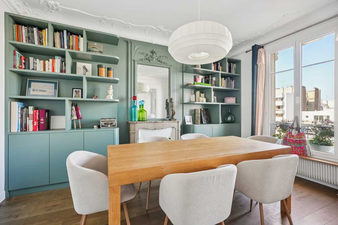 Bibliothèque sur mesure  vert Green Smoke autour de la cheminee