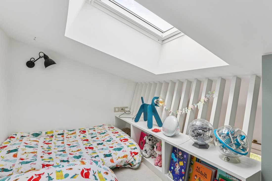 Chambre d'enfant sous les combles dans un duplex à Paris