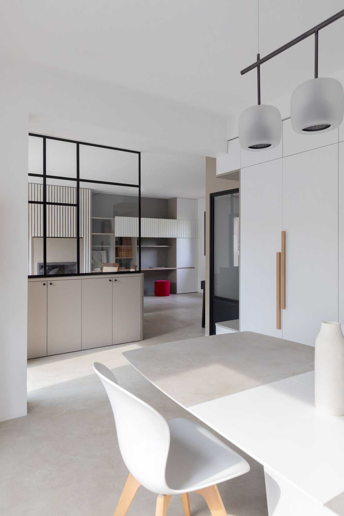 Rénovation d’une maison familiale à Meudon - la salle à manger avec vue sur la verrière du salon