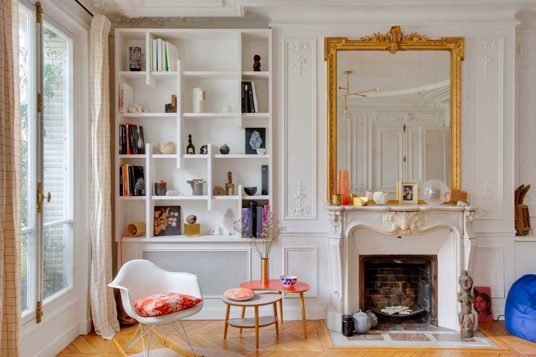 Cheminée et moulures dans un appartement haussmannien rénové par un architecte d'intérieur à Paris